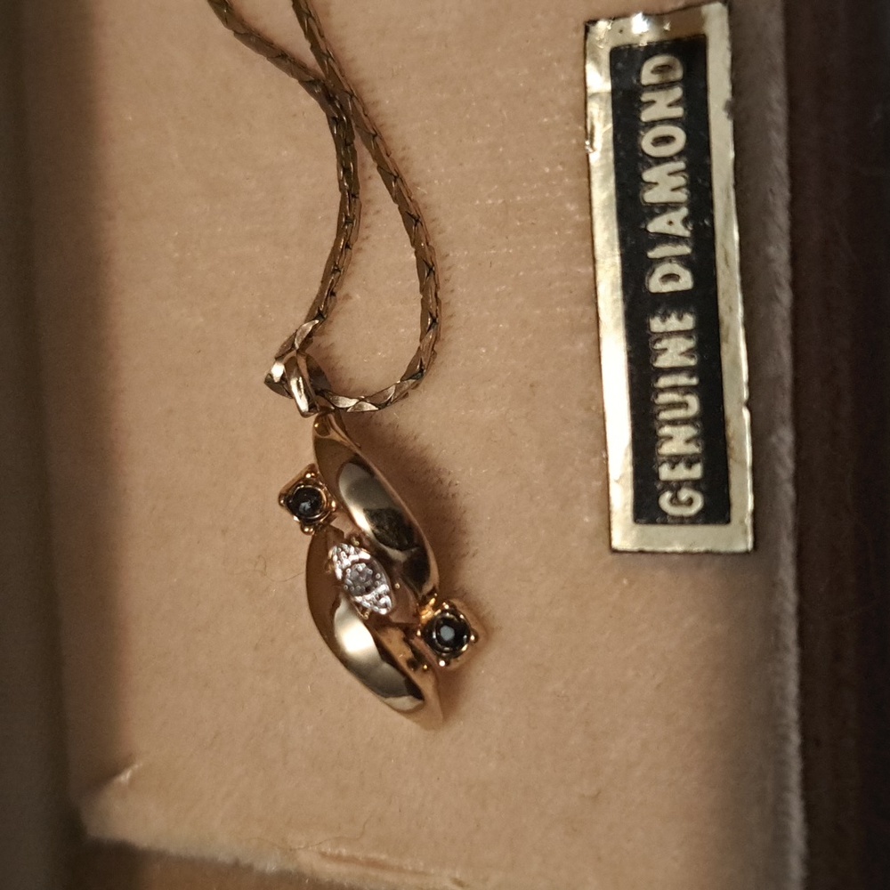 Elegant Necklace - Picture 2 of 6